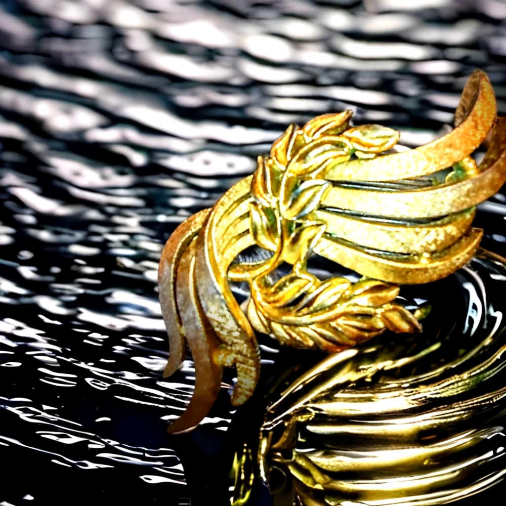 Exquisite trafari vintage brooch~gold-plated